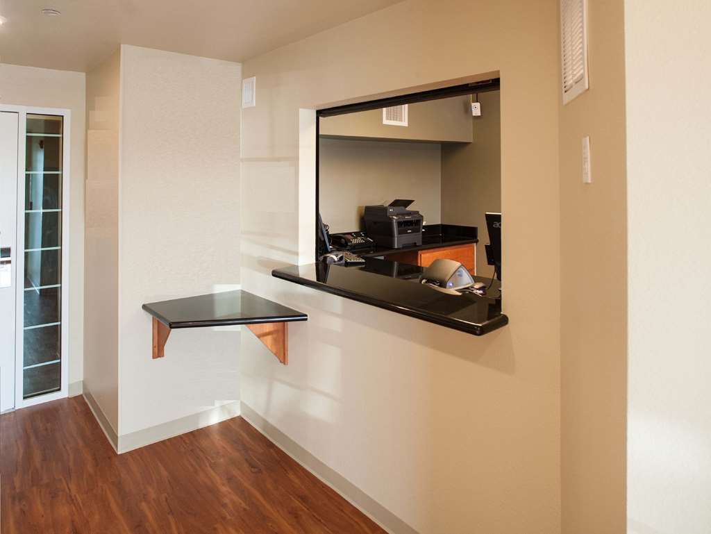Woodspring Suites Champaign Near University Interior photo
